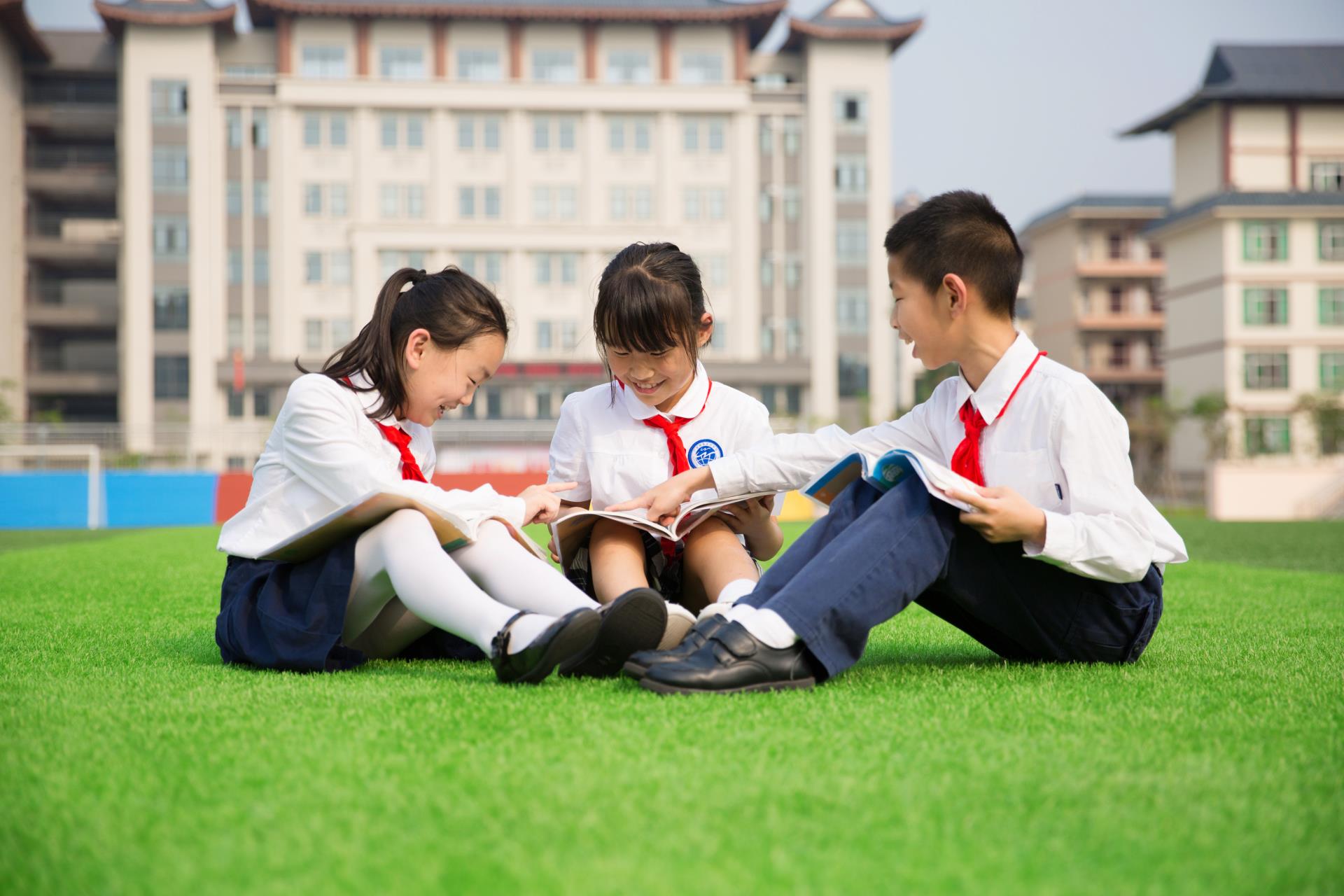 操场学生.jpg